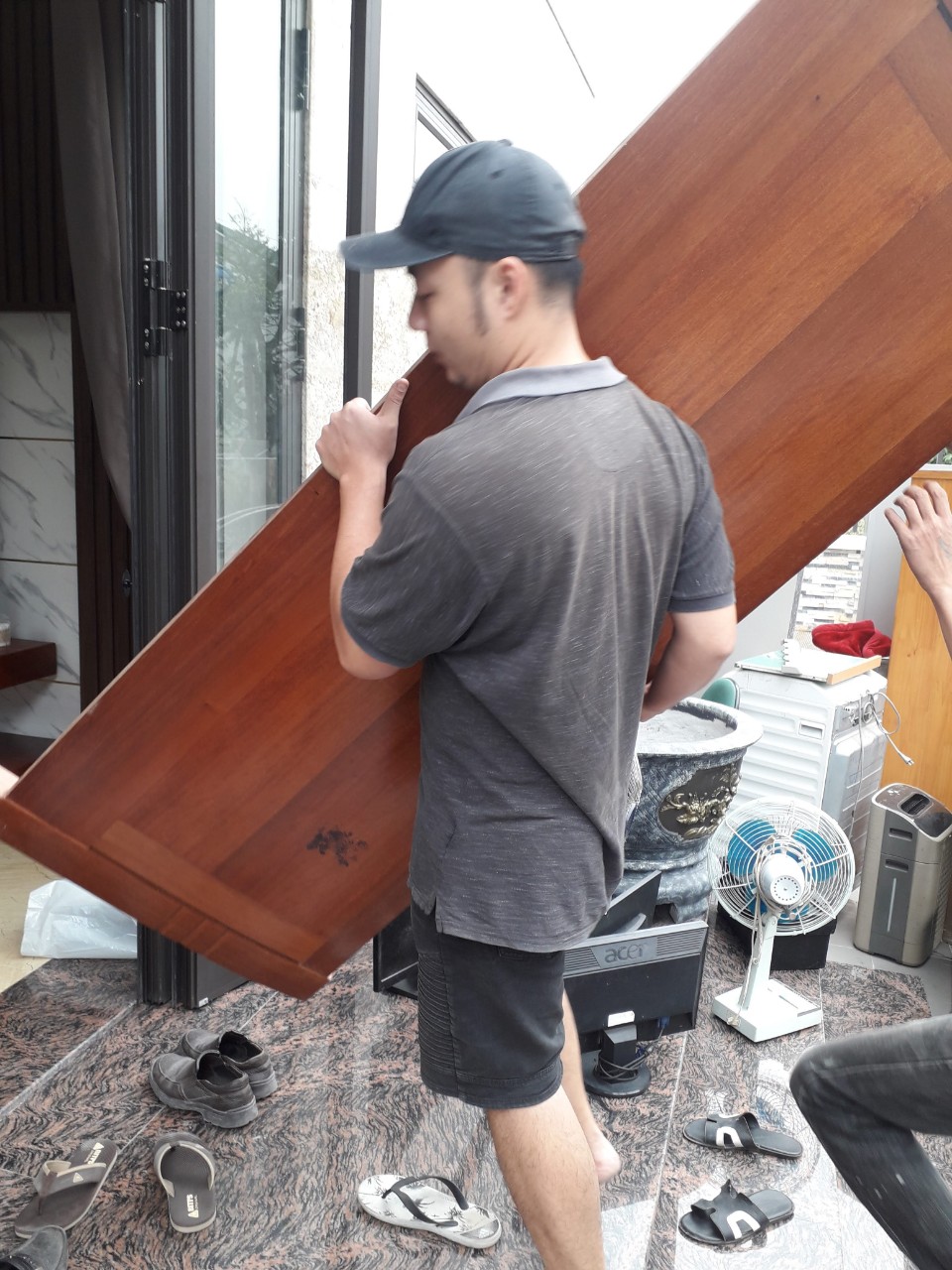 Vận chuyển nhà Hải Phòng - Lắp đặt nội thất tủ gỗ Xoan Đào.