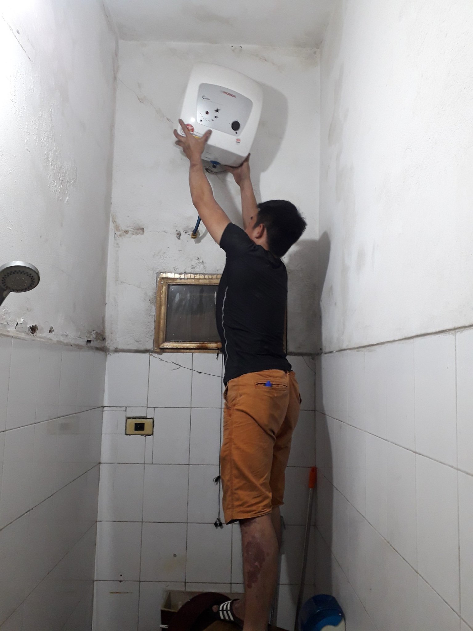 Tháo rỡ bình nóng lạnh đc ngõ 11 Đông Khê